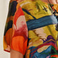 Vestido fluido em cores tropicais vibrantes